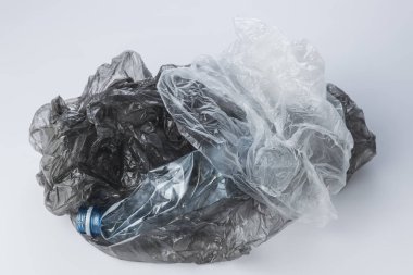 Plastik torbalar ve buruşuk şişeler.