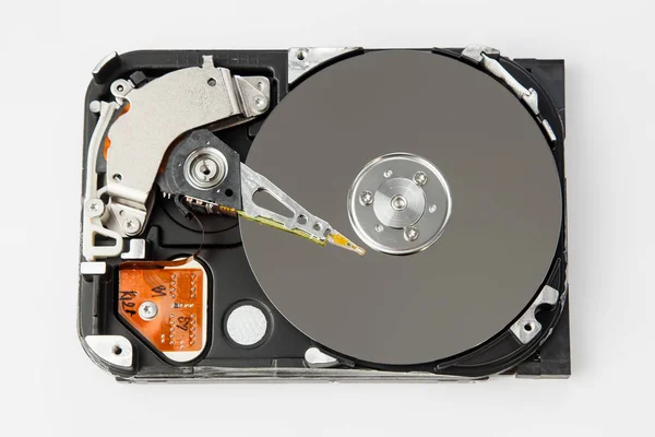 Pevný disk demontován na šedém pozadí — Stock fotografie