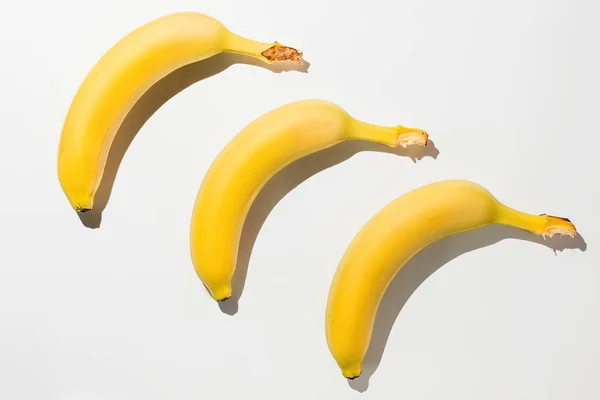 Bananas sobre fundo branco isolado — Fotografia de Stock
