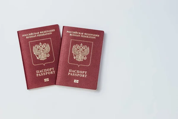 Два российских паспорта на белом фоне изолировать — стоковое фото