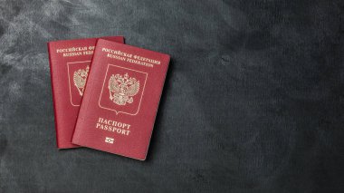 Siyah bir arkaplan üzerinde iki Rus pasaportu kopyalama alanı