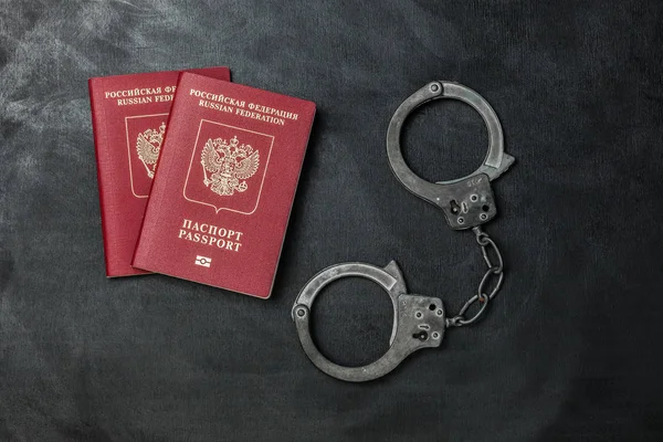 Deux passeports russes sur fond noir avec menottes — Photo