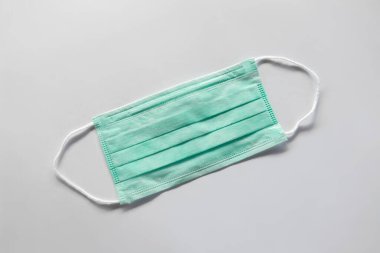 Beyaz arka planda mavi tıbbi maske