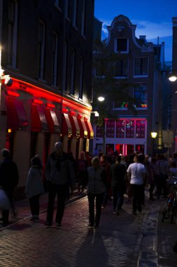 Amsterdam - 17 Haziran 2016 kırmızı ışık bölge üzerinde 17 Haziran 2016 Amsterdam Amsterdam, Hollanda. Fahişe alan tarafından kiralanan yaklaşık üç yüz kabin vardır.