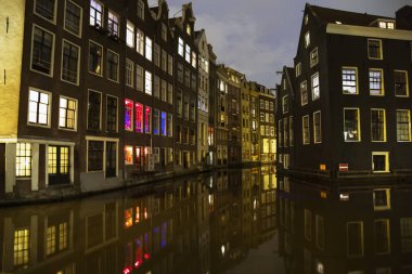 Amsterdam - 17 Haziran 2016 kırmızı ışık bölge üzerinde 17 Haziran 2016 Amsterdam Amsterdam, Hollanda. Fahişe alan tarafından kiralanan yaklaşık üç yüz kabin vardır.
