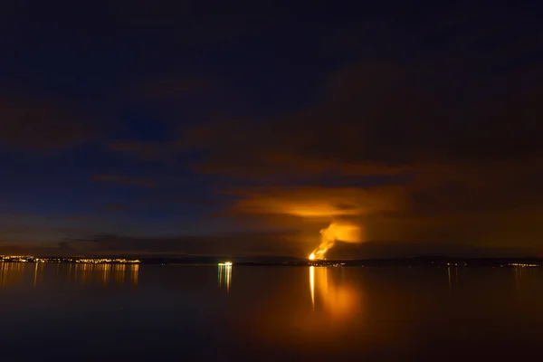 Flamme à l'horizon de la scène nuageuse nocturne — Photo