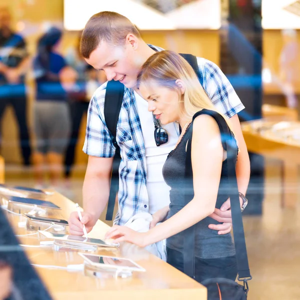 Pareja mirando las últimas tabletas mostradas — Foto de Stock