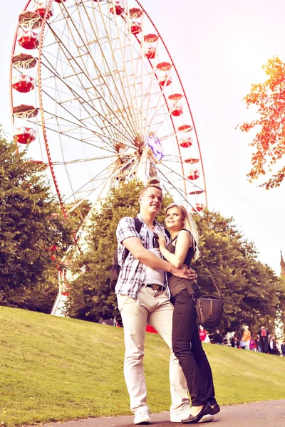 Young couple have good time in summer park — Stock Photo, Image