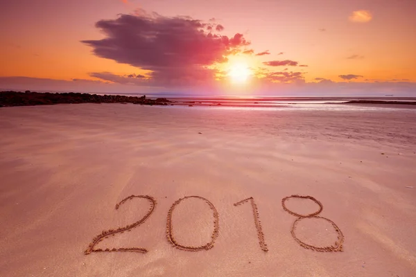 2018 inscrição na areia da praia molhada — Fotografia de Stock