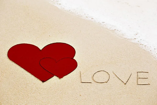 Iscrizione d'amore scritta su sabbia bagnata gialla della spiaggia — Foto Stock