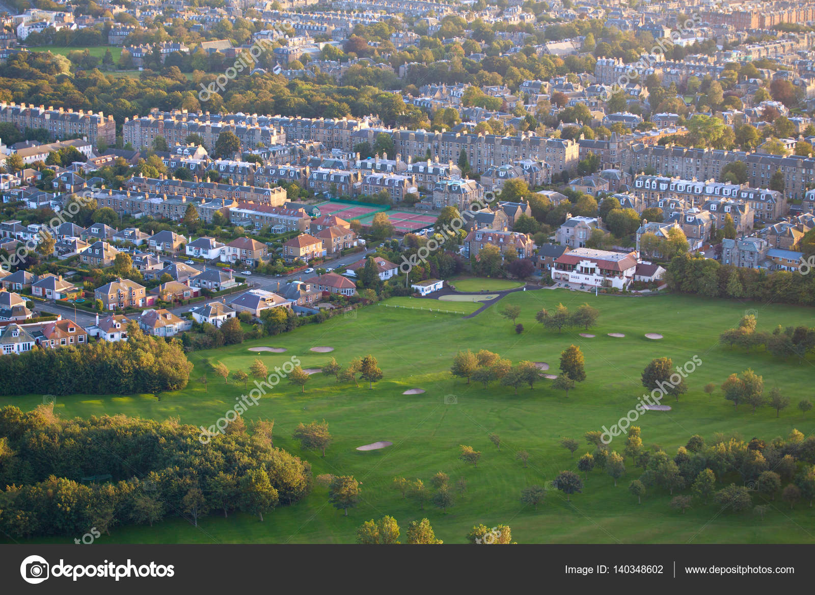 View of Edinburgh Prestonfield Golf Club course and town houses — Stock