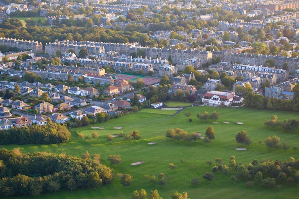 Uitzicht op Edinburgh Prestonfield Golf Club cursus en herenhuizen — Stockfoto