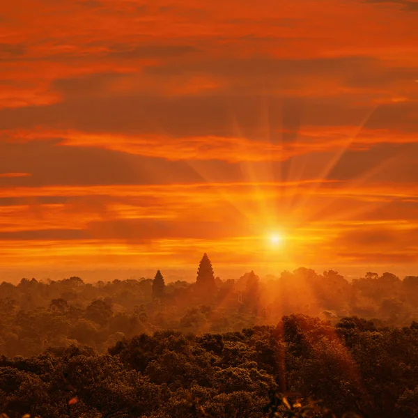 アンコール ワット寺院の塔夕焼け背景 シェムリ アップ カンボジアのジャングルから昇順の美しい空撮 — ストック写真