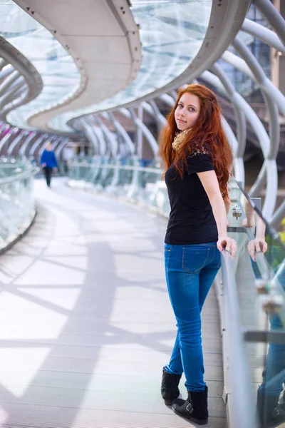 Retrato de una joven europea con el pelo largo de jengibre — Foto de Stock