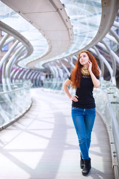 Портрет молодой европейской девушки с длинными рыжими волосами — стоковое фото