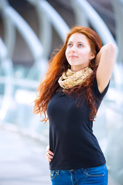 Portrait de jeune fille européenne aux longs cheveux roux — Photo