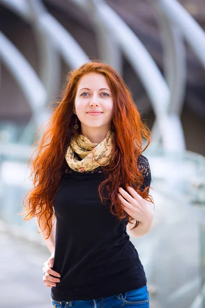 Portrait de jeune fille européenne aux longs cheveux roux — Photo