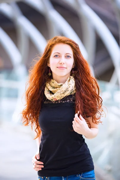 Portrait de jeune fille européenne aux longs cheveux roux — Photo