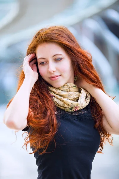 Портрет молодой европейской девушки с длинными рыжими волосами — стоковое фото