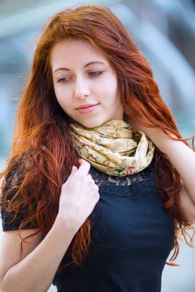 Porträtt av unga europeiska flicka med långa ingefära hår — Stockfoto