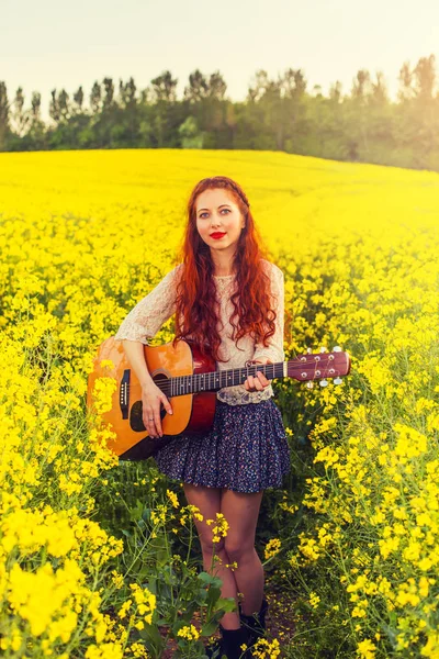 Jeune fille de cheveux au gingembre dans le style des années 70 avec guitare acoustique — Photo