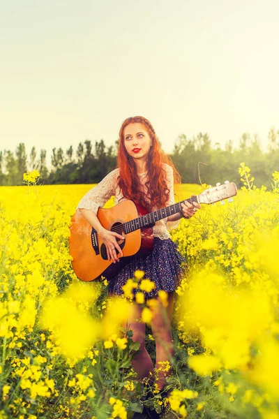 Giovane ragazza capelli rossicci in stile anni '70 con chitarra acustica — Foto Stock