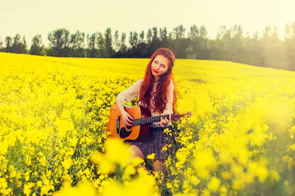 Giovane ragazza capelli rossicci in stile anni '70 con chitarra acustica — Foto Stock