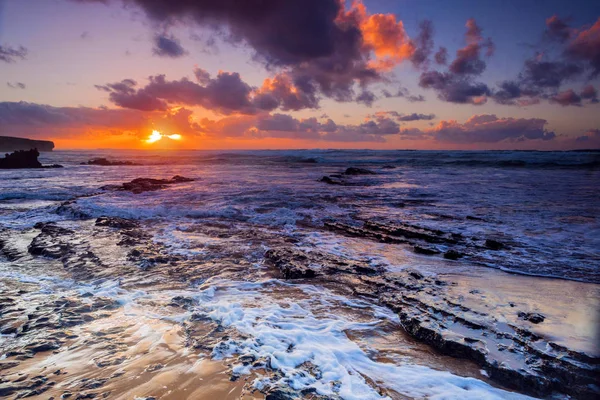 Colorido atardecer en la playa de Amoreira cerca de la ciudad de Aljesur, Portugal — Foto de Stock