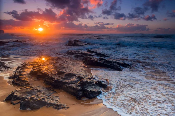 Coucher de soleil coloré sur la plage d'Amoreira près d'Aljesur, Portugal — Photo