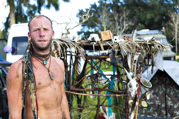 Hippy man with dreadlocks at the flea market, aka Gypsy market — Stock Photo, Image