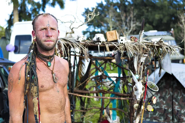 Hippy man with dreadlocks at the flea market, aka Gypsy market — Stock Photo, Image