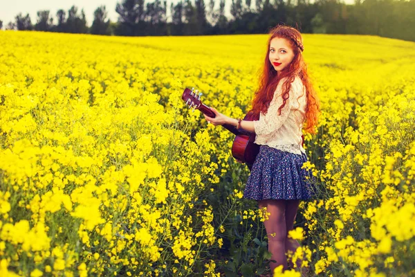Giovane ragazza capelli rossicci in stile anni '70 con chitarra acustica — Foto Stock