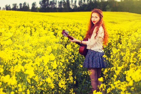 Ung ingefära hår flicka i 70s stil med akustisk gitarr — Stockfoto