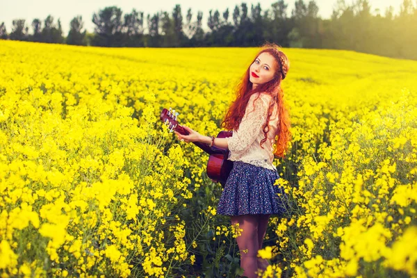 Giovane ragazza capelli rossicci in stile anni '70 con chitarra acustica — Foto Stock