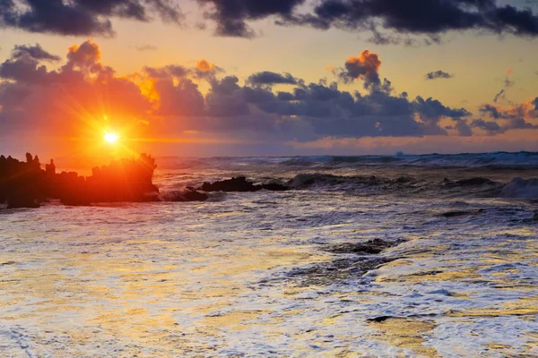 Coucher de soleil coloré sur la plage d'Amoreira près de la ville d'Aljesur, Portugal — Photo