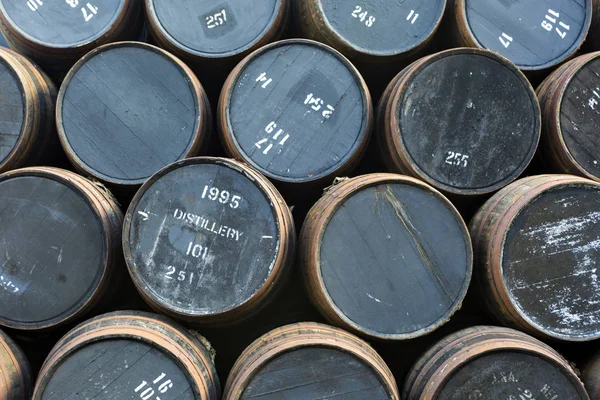 Pilha empilhada de barris de madeira velhos e barris em destilador de uísque — Fotografia de Stock