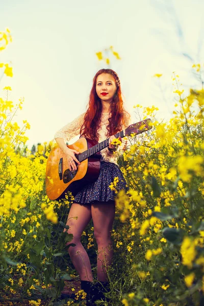 Jeune fille de cheveux au gingembre dans le style des années 70 avec guitare acoustique — Photo