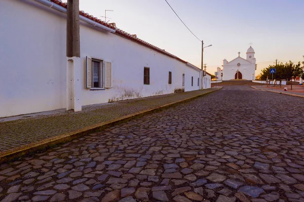 南澳 Alentejo 地区米娜 de Domingos 的鹅卵石街 — 图库照片