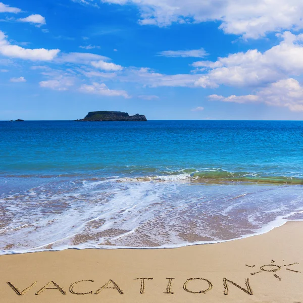 VACATION insctiption under the sun drawing on wet beach sand wit — Stock Photo, Image