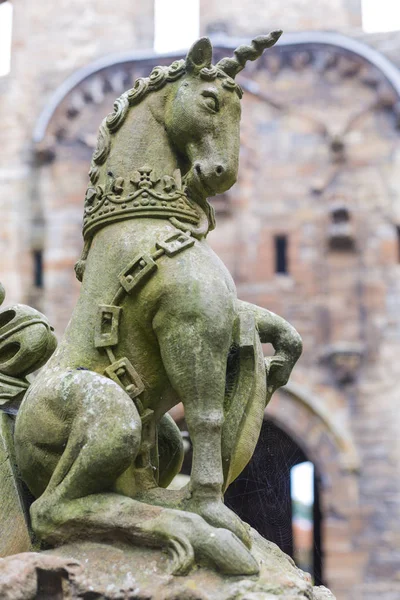 Скульптура единорога в Linlithgow Palace, Шотландия . — стоковое фото