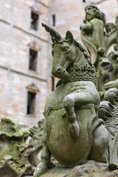 Скульптура единорога в Linlithgow Palace, Шотландия . — стоковое фото
