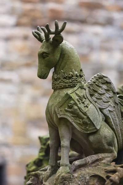 Schotse herten beeldhouwkunst aan Paleis van Linlithgow, Schotland. — Stockfoto