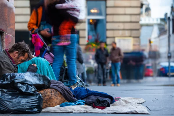 Bezdomny człowiek w mieście Edinburgh, Szkocja — Zdjęcie stockowe