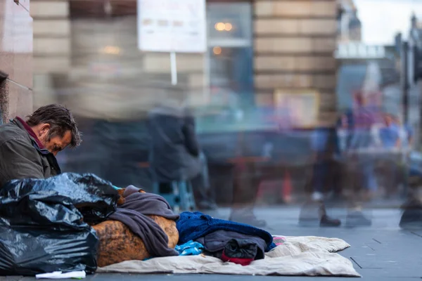 Dakloze man in de stad van Edinburgh, Schotland — Stockfoto