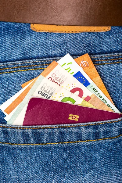Primer plano de un puñado de billetes en euros y pasaporte de la UE espiando —  Fotos de Stock