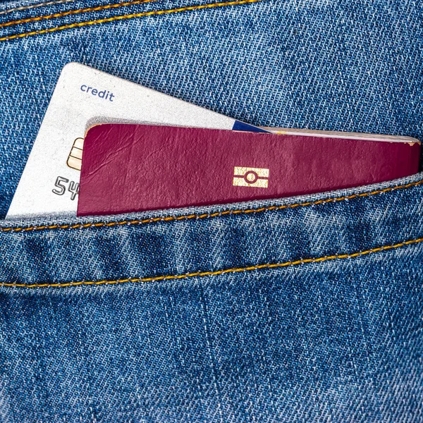 Primer plano de una tarjeta de crédito sin contacto y pasaporte de la UE asomándose —  Fotos de Stock