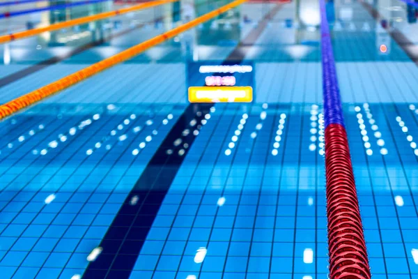 Komplexe Sportanlage Leeres Olympiaschwimmbecken Ohne Menschen Wassersport Rundenpool Mit Markierten — Stockfoto