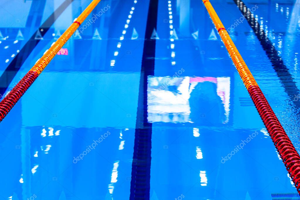 Complejo deportivo interior. Piscina olímpica vacía empezando bloque No