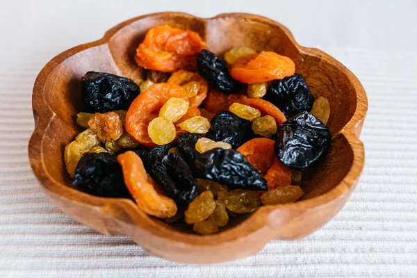 Spuntino vegan con albicocche secche, prugne e uvetta, foc selettivo — Foto Stock