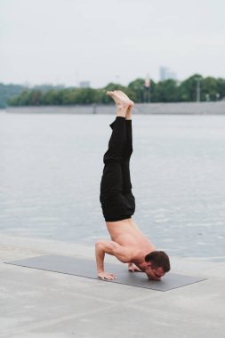 gömleksiz delikanlı yoga egzersizleri kentin wate, pratik